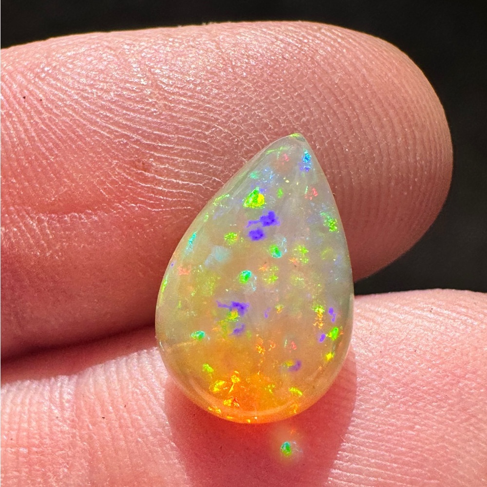 2.25CTW genuine flashy welo ethiopian  Opal with gem jar